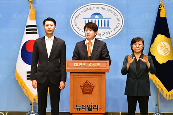 [포토] 이태환 전 세종시의회 의장 소개하는 이준석 대표