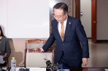 [포토] 2024년 제1차 보건의료정책심의위원회 참석하는 조규홍 장관 