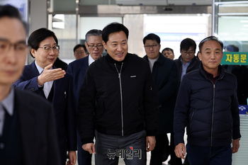 [포토] 설연휴 앞두고 가락시장 찾은 오세훈-문영표