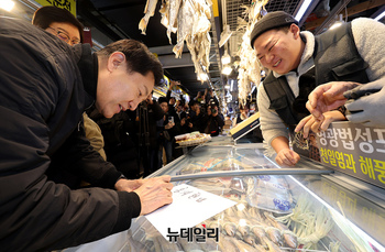 [포토] 가락시장 상점에 사인하는 오세훈 서울시장