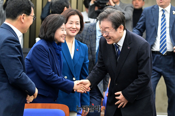 [포토] 의원들과 악수 나누는 이재명 더불어민주당 대표