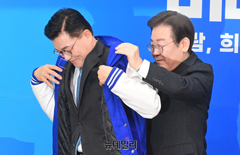 [포토] 민주당 합류한 신용한 전 서원대 교수