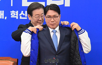 [포토] 민주당 점퍼입는 이재관 전 인사혁신처 소청심사위원장