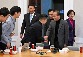 [포토] 브라운 백 미팅 참석하는 윤재옥 원내대표