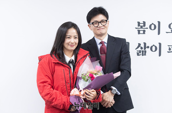 [포토] 국민의힘 점퍼 입은 김효은 EBSi 강사