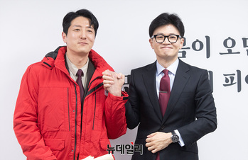 [포토] 한동훈 국민의힘 비대위원장 손잡은 한정민 삼성전자 연구원