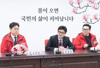 [포토] 국민인재 환영인사하는 한동훈 비상대책위원장 