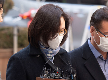 [포토] '자녀 입시비리' 항소심 공판 출석하는 정경심 전 교수