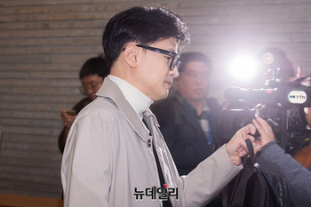 [포토] 국민의힘 중앙당사 출근하는 한동훈 비대위원장