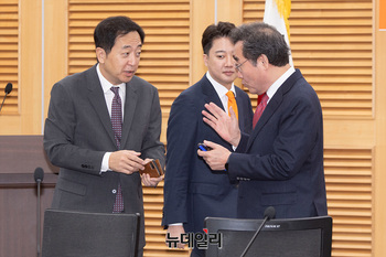 [포토] 대화나누는 이낙연·금태섭 