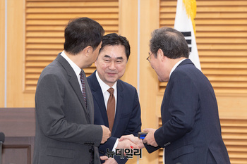 [포토] 인사나누는 김종민 개혁신당 최고위원 