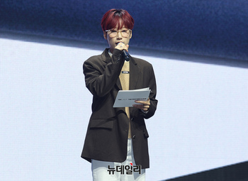 [포토] NCT 텐 소개하는 재재