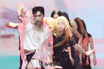 [포토] 솔로 데뷔한 'NCT 텐' 뮤지컬 같은 타이틀곡 무대