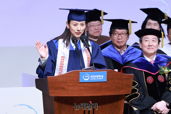 [포토] 국민대 졸업식 찾은 이효리