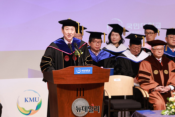 [포토] 학위수여식서 졸업식사하는 정승렬 국민대 총장