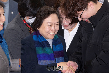 [포토] 시상식 입장하는 인재근 더불어민주당 의원 