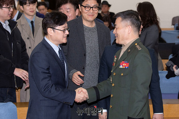 [포토] 박정훈 대령과 인사나누는 홍익표 민주당 원내대표 