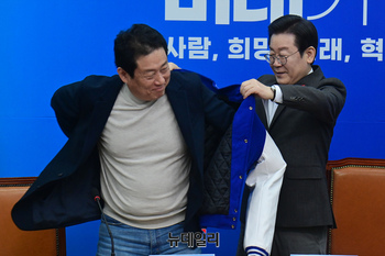 [포토] 민주당 점퍼 입은 유동철 교수