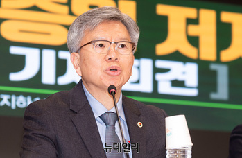 [포토] 기자회견문 발표하는 김택우 대한의사협회 비상대책위원장