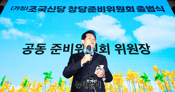 [포토] 마이크잡은 은우근 조국신당(가칭) 창당준비위원장 