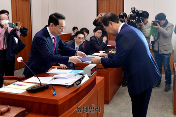 [포토] 선서문 전달하는 박성재 법무부 장관 후보자