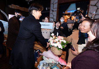 [포토] 지지자들과 인사나누는 조국 