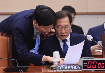 [포토] 보좌진들과 대화 나누는 박성재 법무부 장관 후보자