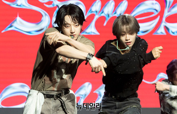 [포토] 타이틀곡 '썸바디' 무대 선보이는 에이머스