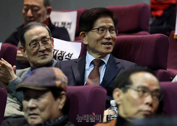 [포토] 영화 '건국전쟁' 관람하는 김문수 경사노위 위원장