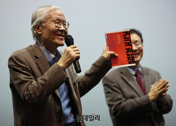 [포토] 2018년 발간 서적 '건국전쟁' 소개하는 조갑제 대표