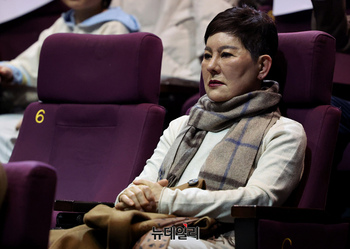 [포토] 다큐 영화 '건국전쟁' 관람하는 송영선 전 의원