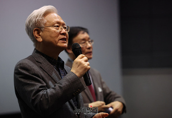 [포토] 건국전쟁 관람하는 고영주 자유민주당 대표