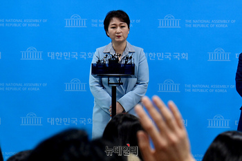 [포토] 질문 받은 이언주 전 의원