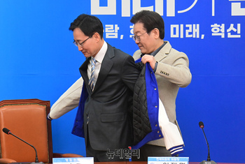 [포토] 민주당 점퍼 입는 임광현 전 국세청 차장