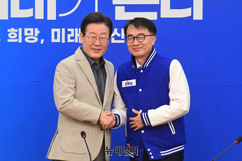 [포토] 이재명 대표와 기념촬영 하는 김준환 전 국가정보원 차장