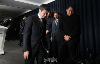 [포토] 고개 숙이고 회견장 떠나는 정몽규 대한축구협회장