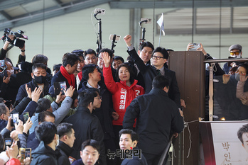 [포토] 한동훈 방문에 발디딜틈 없는 의정부 제일시장