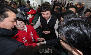 [포토] 손수조 예비후보와 악수하는 한동훈 비대위원장