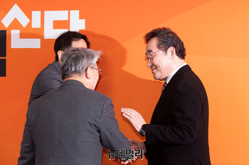 [포토] 인사나누는 이낙연 개혁신당 공동대표