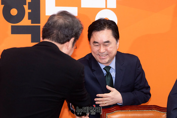 [포토] 악수나누는 김종민 개혁신당 최고위원