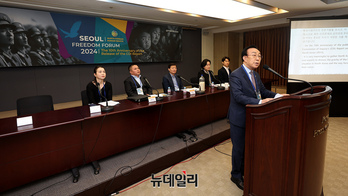 [포토] 북한인권 서울프리덤포럼, 인사말하는 김관용 민주평통 수석부의장