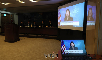 [포토] 북한인권 서울프리덤포럼, 영상 인사하는 미국 북한인권특사 