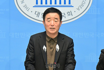 [포토] 의대정원 관련 설문조사 결과 발표하는 강득구 의원