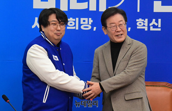 [포토] 민주당 점퍼 입은 차지호 교수