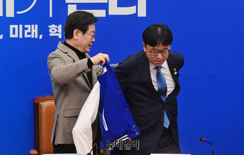 [포토] 민주당 인재영입식 참석한 이용우 변호사