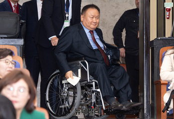 [포토] 국민의힘 의원총회 참석하는 이상민 의원 