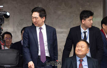 [포토] 의총 참석하는 김기현 국민의힘 의원 