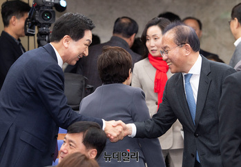 [포토] 인사나누는 김기현·윤재옥 