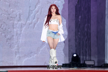 [포토] 런웨이로 등장하는 르세라핌 허윤진