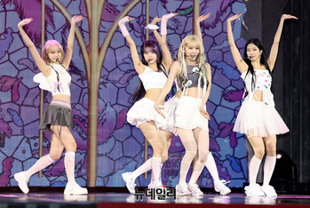 [포토] 5마리 백조가 된 '르세라핌'...미니 3집 'EASY' 발매